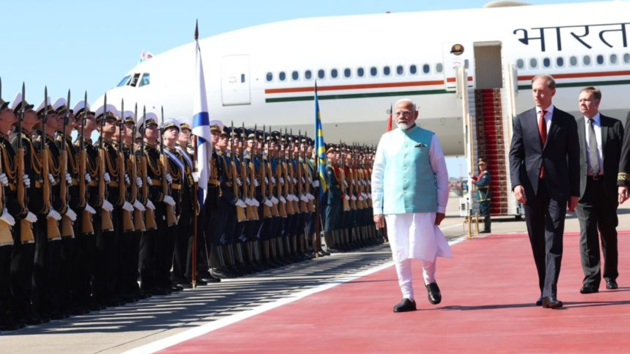 PM Modi received by Russia's first Deputy PM, accorded Guard of Honour in Moscow
